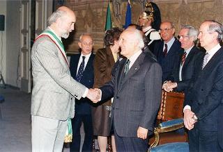 Visita del Presidente della Repubblica Oscar Luigi Scalfaro alla città di Firenze: incontro con le autorità locali ed i sindaci della Provincia nel Salone Carlo VIII nel Palazzo della Prefettura