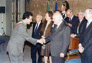 Visita del Presidente della Repubblica Oscar Luigi Scalfaro alla città di Firenze: incontro con le autorità locali ed i sindaci della Provincia nel Salone Carlo VIII nel Palazzo della Prefettura