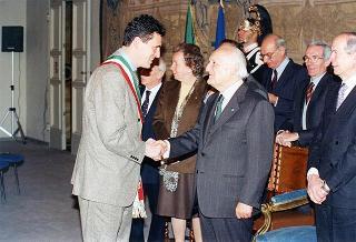 Visita del Presidente della Repubblica Oscar Luigi Scalfaro alla città di Firenze: incontro con le autorità locali ed i sindaci della Provincia nel Salone Carlo VIII nel Palazzo della Prefettura