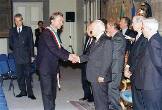 Visita del Presidente della Repubblica Oscar Luigi Scalfaro alla città di Firenze: incontro con le autorità locali ed i sindaci della Provincia nel Salone Carlo VIII nel Palazzo della Prefettura