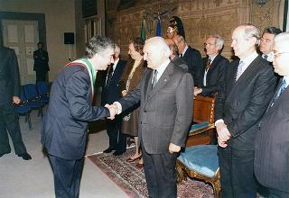 Visita del Presidente della Repubblica Oscar Luigi Scalfaro alla città di Firenze: incontro con le autorità locali ed i sindaci della Provincia nel Salone Carlo VIII nel Palazzo della Prefettura