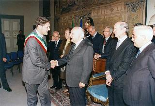 Visita del Presidente della Repubblica Oscar Luigi Scalfaro alla città di Firenze: incontro con le autorità locali ed i sindaci della Provincia nel Salone Carlo VIII nel Palazzo della Prefettura
