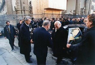 Visita del Presidente della Repubblica Oscar Luigi Scalfaro alla città di Firenze: incontro nel Salone dei Cinquecento di Palazzo Vecchio con gli amministratori comunali e gli esponenti degli organismi che collaborano al recupero storico-artistico della città