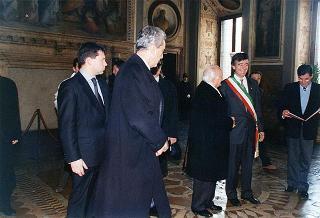 Visita del Presidente della Repubblica Oscar Luigi Scalfaro alla città di Firenze: incontro nel Salone dei Cinquecento di Palazzo Vecchio con gli amministratori comunali e gli esponenti degli organismi che collaborano al recupero storico-artistico della città