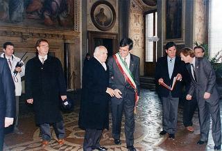 Visita del Presidente della Repubblica Oscar Luigi Scalfaro alla città di Firenze: incontro nel Salone dei Cinquecento di Palazzo Vecchio con gli amministratori comunali e gli esponenti degli organismi che collaborano al recupero storico-artistico della città