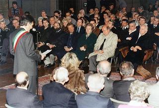Visita del Presidente della Repubblica Oscar Luigi Scalfaro alla città di Firenze: incontro nel Salone dei Cinquecento di Palazzo Vecchio con gli amministratori comunali e gli esponenti degli organismi che collaborano al recupero storico-artistico della città