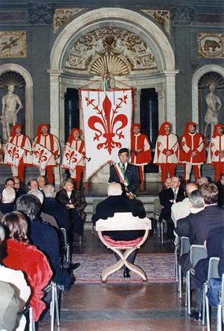 Visita del Presidente della Repubblica Oscar Luigi Scalfaro alla città di Firenze: incontro nel Salone dei Cinquecento di Palazzo Vecchio con gli amministratori comunali e gli esponenti degli organismi che collaborano al recupero storico-artistico della città