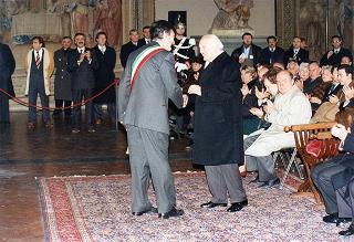 Visita del Presidente della Repubblica Oscar Luigi Scalfaro alla città di Firenze: incontro nel Salone dei Cinquecento di Palazzo Vecchio con gli amministratori comunali e gli esponenti degli organismi che collaborano al recupero storico-artistico della città