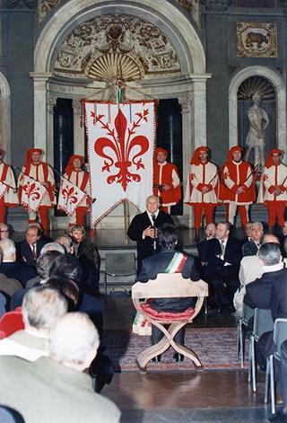 Visita del Presidente della Repubblica Oscar Luigi Scalfaro alla città di Firenze: incontro nel Salone dei Cinquecento di Palazzo Vecchio con gli amministratori comunali e gli esponenti degli organismi che collaborano al recupero storico-artistico della città