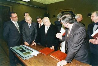 Visita del Presidente della Repubblica Oscar Luigi Scalfaro alla città di Firenze: incontro  nella Sala Onice del Palazzo dei Congressi con i componenti il Senato Accademico e breve presentazione del progetto "Alinari 2000. Salviamo la nostra memoria", in corso di realizzazione con l'Ateneo fiorentino