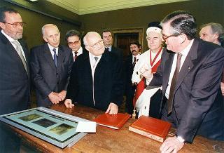 Visita del Presidente della Repubblica Oscar Luigi Scalfaro alla città di Firenze: incontro  nella Sala Onice del Palazzo dei Congressi con i componenti il Senato Accademico e breve presentazione del progetto "Alinari 2000. Salviamo la nostra memoria", in corso di realizzazione con l'Ateneo fiorentino