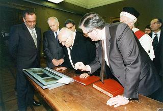Visita del Presidente della Repubblica Oscar Luigi Scalfaro alla città di Firenze: incontro  nella Sala Onice del Palazzo dei Congressi con i componenti il Senato Accademico e breve presentazione del progetto "Alinari 2000. Salviamo la nostra memoria", in corso di realizzazione con l'Ateneo fiorentino