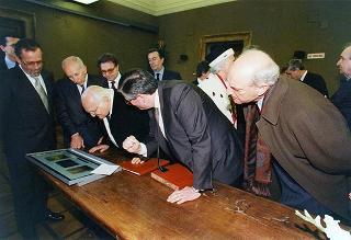 Visita del Presidente della Repubblica Oscar Luigi Scalfaro alla città di Firenze: incontro  nella Sala Onice del Palazzo dei Congressi con i componenti il Senato Accademico e breve presentazione del progetto "Alinari 2000. Salviamo la nostra memoria", in corso di realizzazione con l'Ateneo fiorentino