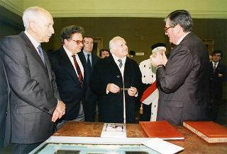 Visita del Presidente della Repubblica Oscar Luigi Scalfaro alla città di Firenze: incontro  nella Sala Onice del Palazzo dei Congressi con i componenti il Senato Accademico e breve presentazione del progetto "Alinari 2000. Salviamo la nostra memoria", in corso di realizzazione con l'Ateneo fiorentino