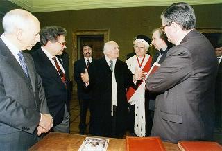 Visita del Presidente della Repubblica Oscar Luigi Scalfaro alla città di Firenze: incontro  nella Sala Onice del Palazzo dei Congressi con i componenti il Senato Accademico e breve presentazione del progetto "Alinari 2000. Salviamo la nostra memoria", in corso di realizzazione con l'Ateneo fiorentino