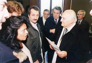 Visita del Presidente della Repubblica Oscar Luigi Scalfaro alla città di Firenze: incontro  nella Sala Onice del Palazzo dei Congressi con i componenti il Senato Accademico e breve presentazione del progetto "Alinari 2000. Salviamo la nostra memoria", in corso di realizzazione con l'Ateneo fiorentino