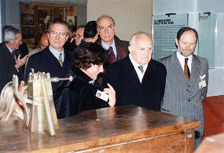 Visita del Presidente della Repubblica Oscar Luigi Scalfaro alla città di Firenze: visita  al Museo Opificio delle pietre dure
