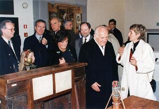 Visita del Presidente della Repubblica Oscar Luigi Scalfaro alla città di Firenze: visita  al Museo Opificio delle pietre dure