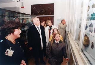 Visita del Presidente della Repubblica Oscar Luigi Scalfaro alla città di Firenze: visita  al Museo Opificio delle pietre dure