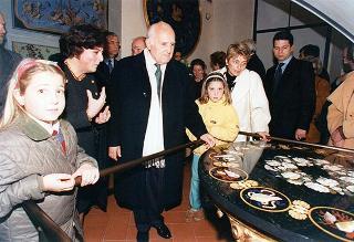 Visita del Presidente della Repubblica Oscar Luigi Scalfaro alla città di Firenze: visita  al Museo Opificio delle pietre dure