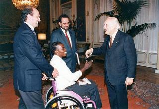 Il Presidente della Repubblica Oscar Luigi Scalfaro riceve in udienza Noella Castiglioni, accompagnata da Luca Jahier e Sergio Marelli, rispettivamente presidente e direttore generale della Federazione organismi cristiani servizio internazionale volontario