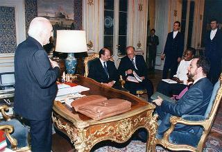 Il Presidente della Repubblica Oscar Luigi Scalfaro riceve in udienza Noella Castiglioni, accompagnata da Luca Jahier e Sergio Marelli, rispettivamente presidente e direttore generale della Federazione organismi cristiani servizio internazionale volontario