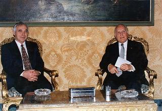 Incontro del Presidente della Repubblica Oscar Luigi Scalfaro con il Presidente della Repubblica di Bulgaria Jelev e signora Jelev. Successivo pranzo nel Belvedere al Torrino, al termine concerto eseguito dal Quartetto Santa Cecilia nella Sala degli specchi