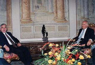 Incontro del Presidente della Repubblica Oscar Luigi Scalfaro con il Presidente della Repubblica di Bulgaria Jelev e signora Jelev. Successivo pranzo nel Belvedere al Torrino, al termine concerto eseguito dal Quartetto Santa Cecilia nella Sala degli specchi