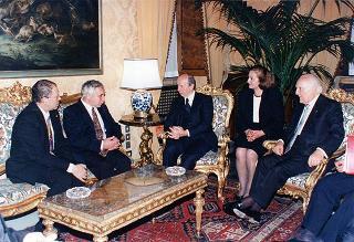 Incontro del Presidente della Repubblica Oscar Luigi Scalfaro con il Presidente della Repubblica di Bulgaria Jelev e signora Jelev. Successivo pranzo nel Belvedere al Torrino, al termine concerto eseguito dal Quartetto Santa Cecilia nella Sala degli specchi