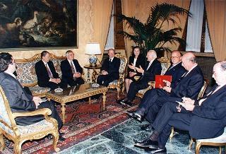 Incontro del Presidente della Repubblica Oscar Luigi Scalfaro con il Presidente della Repubblica di Bulgaria Jelev e signora Jelev. Successivo pranzo nel Belvedere al Torrino, al termine concerto eseguito dal Quartetto Santa Cecilia nella Sala degli specchi