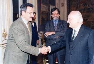 Il Presidente della Repubblica Oscar Luigi Scalfaro incontra l'on. Valerio Calzolaio, vice presidente della Commissione ambiente, territorio e lavori pubblici della Camera dei Deputati, con una delegazione di presidenti di Parchi nazionali e regionali e di responsabili delle associazioni ambientaliste