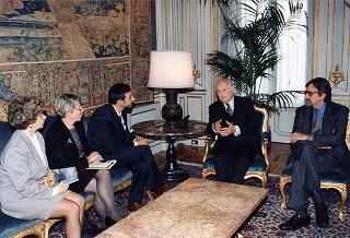 Il Presidente della Repubblica Oscar Luigi Scalfaro incontra l'on. Valerio Calzolaio, vice presidente della Commissione ambiente, territorio e lavori pubblici della Camera dei Deputati, con una delegazione di presidenti di Parchi nazionali e regionali e di responsabili delle associazioni ambientaliste