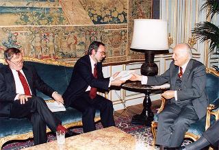 Il Presidente della Repubblica Oscar Luigi Scalfaro incontra l'avv. Franco Monaco e alcuni firmatari di un documento sui problemi della Chiesa italiana