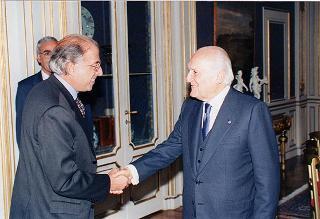 Il Presidente della Repubblica Oscar Luigi Scalfaro riceve la visita dell'avv. Gaetano Pecorella, presidente dell'Unione della Camere penali italiane, con una delegazione dell'Unione