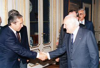 Il Presidente della Repubblica Oscar Luigi Scalfaro riceve la visita dell'avv. Gaetano Pecorella, presidente dell'Unione della Camere penali italiane, con una delegazione dell'Unione