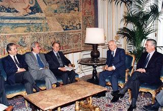 Il Presidente della Repubblica Oscar Luigi Scalfaro riceve la visita dell'avv. Gaetano Pecorella, presidente dell'Unione della Camere penali italiane, con una delegazione dell'Unione