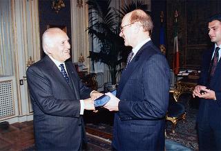 Il Presidente della Repubblica Oscar Luigi Scalfaro riceve il Consigliere di Stato Vittorio Jannelli, consigliere del Presidente della Repubblica per gli affari interni, con i funzionari uscenti ed entranti dell'Ufficio Presidenziale della Polizia di Stato