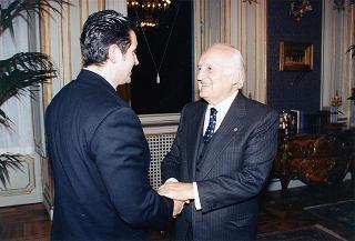 Il Presidente della Repubblica Oscar Luigi Scalfaro riceve il Consigliere di Stato Vittorio Jannelli, consigliere del Presidente della Repubblica per gli affari interni, con i funzionari uscenti ed entranti dell'Ufficio Presidenziale della Polizia di Stato