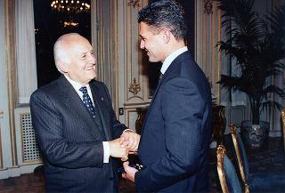 Il Presidente della Repubblica Oscar Luigi Scalfaro riceve il Consigliere di Stato Vittorio Jannelli, consigliere del Presidente della Repubblica per gli affari interni, con i funzionari uscenti ed entranti dell'Ufficio Presidenziale della Polizia di Stato