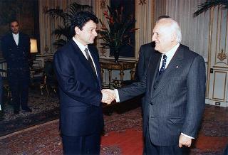 Il Presidente della Repubblica Oscar Luigi Scalfaro riceve il Consigliere di Stato Vittorio Jannelli, consigliere del Presidente della Repubblica per gli affari interni, con i funzionari uscenti ed entranti dell'Ufficio Presidenziale della Polizia di Stato