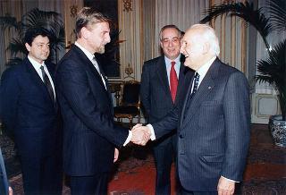 Il Presidente della Repubblica Oscar Luigi Scalfaro riceve il Consigliere di Stato Vittorio Jannelli, consigliere del Presidente della Repubblica per gli affari interni, con i funzionari uscenti ed entranti dell'Ufficio Presidenziale della Polizia di Stato