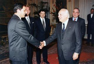 Il Presidente della Repubblica Oscar Luigi Scalfaro riceve il Consigliere di Stato Vittorio Jannelli, consigliere del Presidente della Repubblica per gli affari interni, con i funzionari uscenti ed entranti dell'Ufficio Presidenziale della Polizia di Stato