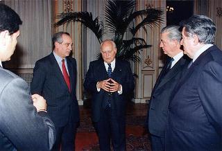 Il Presidente della Repubblica Oscar Luigi Scalfaro riceve il Consigliere di Stato Vittorio Jannelli, consigliere del Presidente della Repubblica per gli affari interni, con i funzionari uscenti ed entranti dell'Ufficio Presidenziale della Polizia di Stato