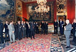 Il Presidente della Repubblica Oscar Luigi Scalfaro riceve in udienza alcuni esponenti dell'Associazione stampa parlamentare ed una delegazione di giornalisti che seguono il Capo dello Stato nei viaggi in Italia e all'estero