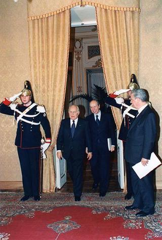 Conferma delle dimissioni del Presidente del Consiglio Lamberto Dini