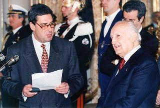 Romano Bartoloni, presidente del Sindacato cronisti romani, con una delegazione del sodalizio, per presentare il volume Cinquant'anni di Roma 1945-1994