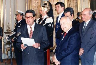 Romano Bartoloni, presidente del Sindacato cronisti romani, con una delegazione del sodalizio, per presentare il volume Cinquant'anni di Roma 1945-1994