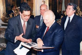 Romano Bartoloni, presidente del Sindacato cronisti romani, con una delegazione del sodalizio, per presentare il volume Cinquant'anni di Roma 1945-1994