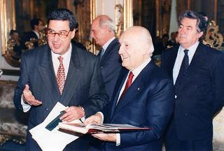 Romano Bartoloni, presidente del Sindacato cronisti romani, con una delegazione del sodalizio, per presentare il volume Cinquant'anni di Roma 1945-1994