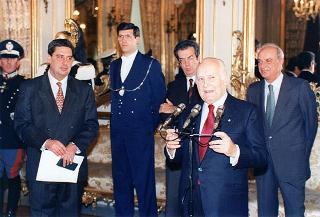 Romano Bartoloni, presidente del Sindacato cronisti romani, con una delegazione del sodalizio, per presentare il volume Cinquant'anni di Roma 1945-1994